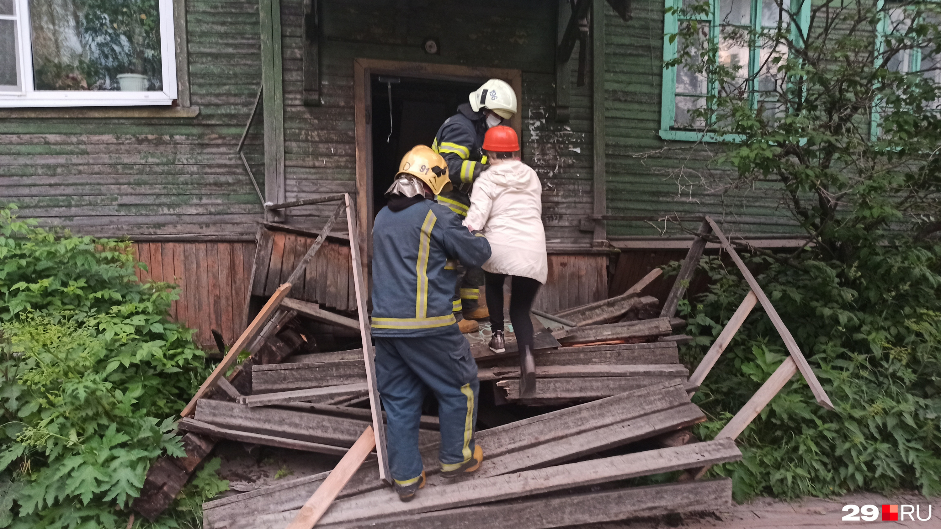 Сходить архангельске. Архангельск ул Урицкого дома аварийные. Улица Коммунальная Архангельск аварийный дом. Снос аварийного жилья в Архангельске Урицкого 33а. Аварийное жилье Архангельск признанного в 2020, очередь посмотреть.