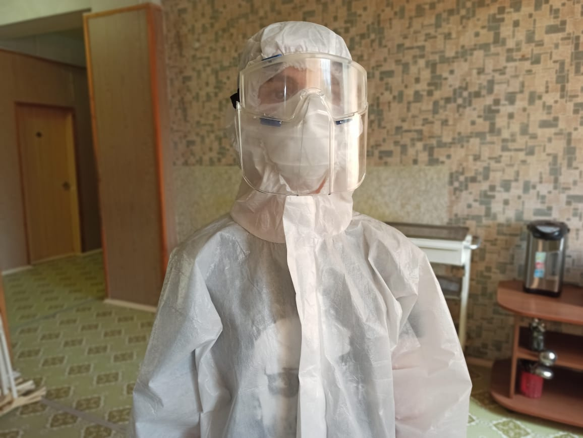 Вернувшихся вахтовиков встретили карантином и в защитных костюмах Вернувшихся вахтовиков встретили карантином и в защитных костюмах