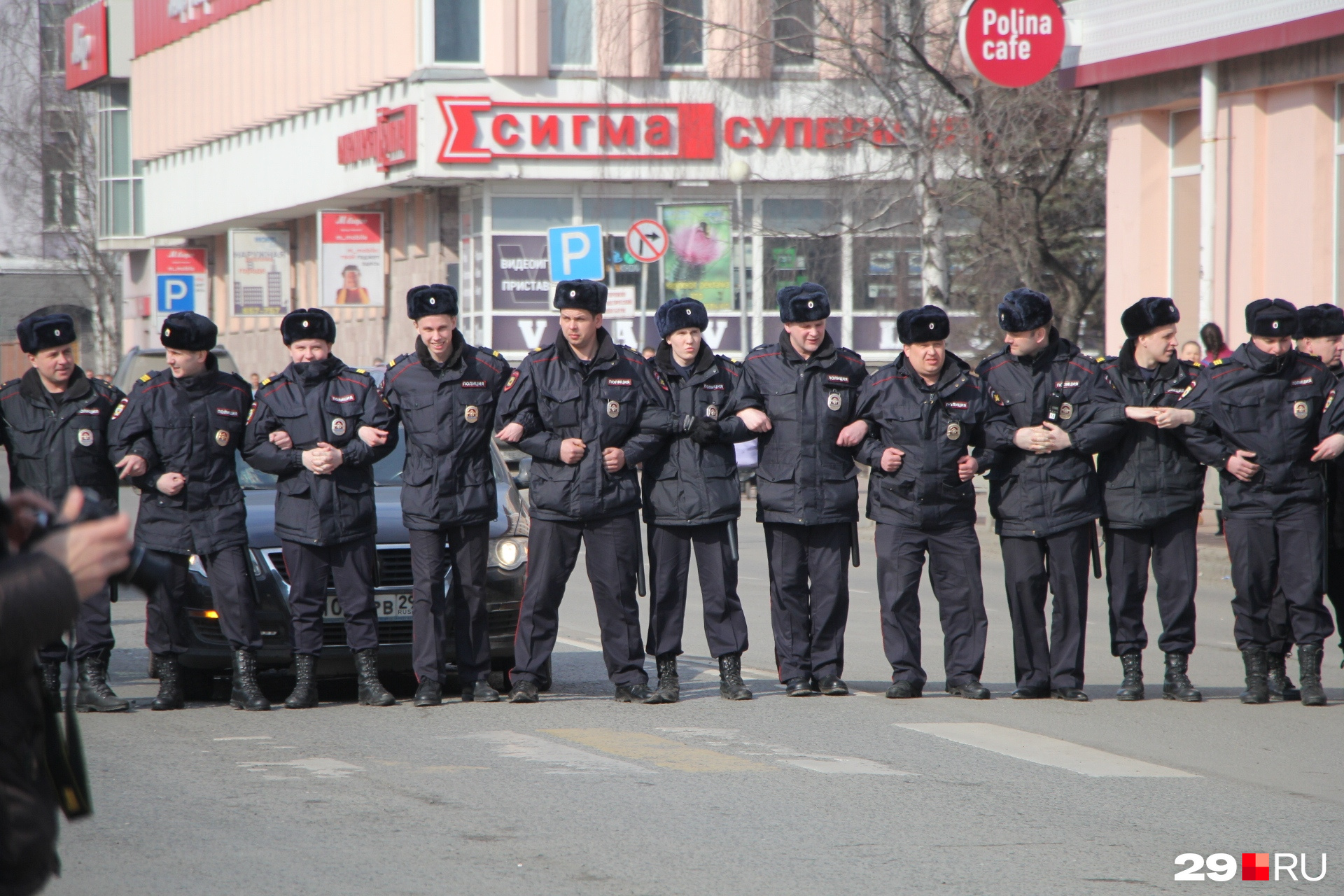 Затем поперёк Троицкого проспекта поставили целую группу полицейских, но это не помогло остановить шествие Затем поперёк Троицкого проспекта поставили целую группу полицейских, но это не помогло остановить шествие