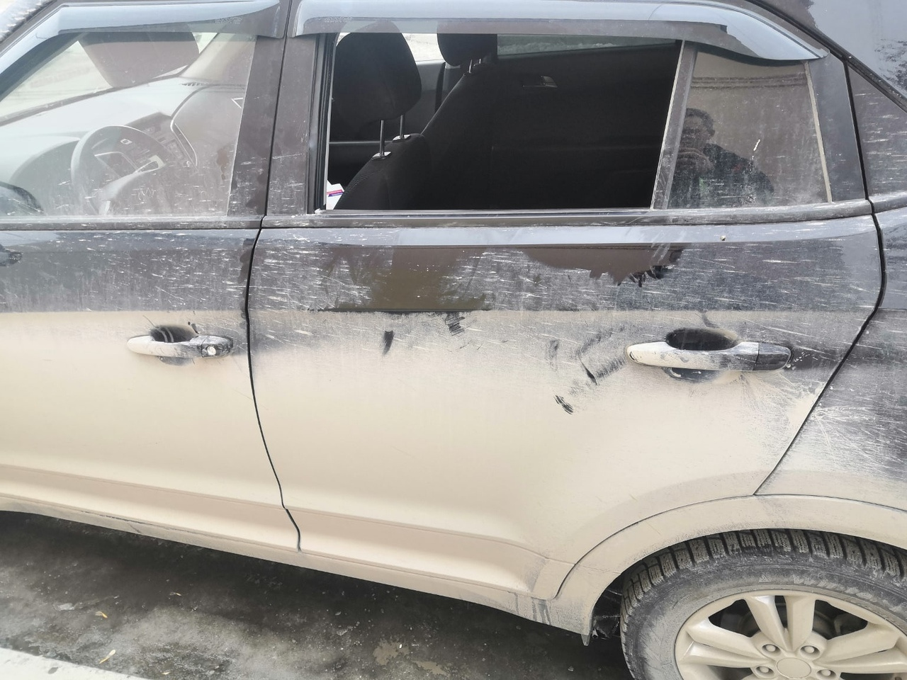 В Hyundai Creta тоже выбили стекло