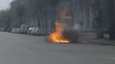 На проспекте Дзержинского на дороге вспыхнула LADA — пожар сняли очевидцы