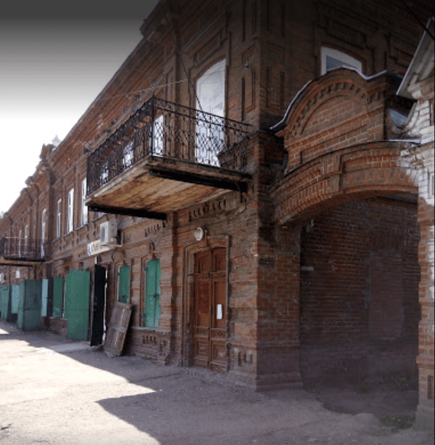 Одна из старых купеческих лавок. Ставням и засовам больше 200 лет Одна из старых купеческих лавок. Ставням и засовам больше 200 лет