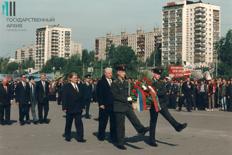 Справа на фото видны представители коммунистической партии с плакатами за Зюганова