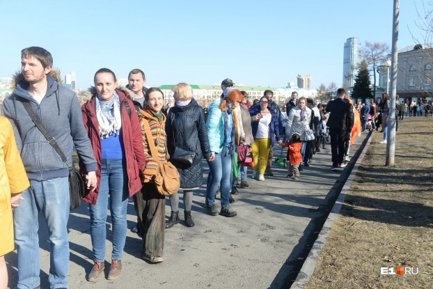 Сотни горожан вышли 7 апреля обнять сквер