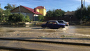 «Вода добралась до трамвайных путей»: в Волгограде из-за порыва трубы начался потоп