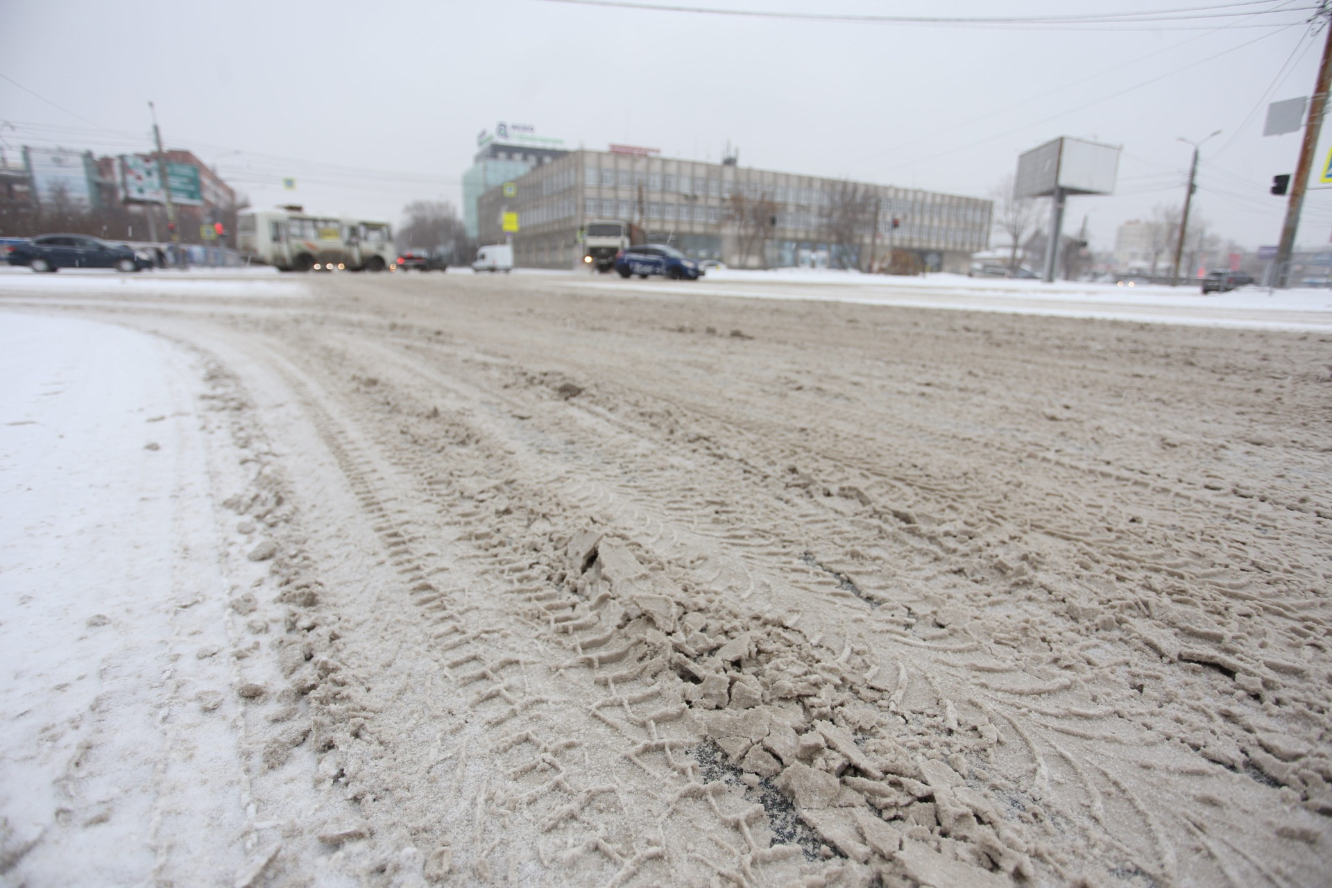 На дорогах города белый снег превращается в серое месиво На дорогах города белый снег превращается в серое месиво