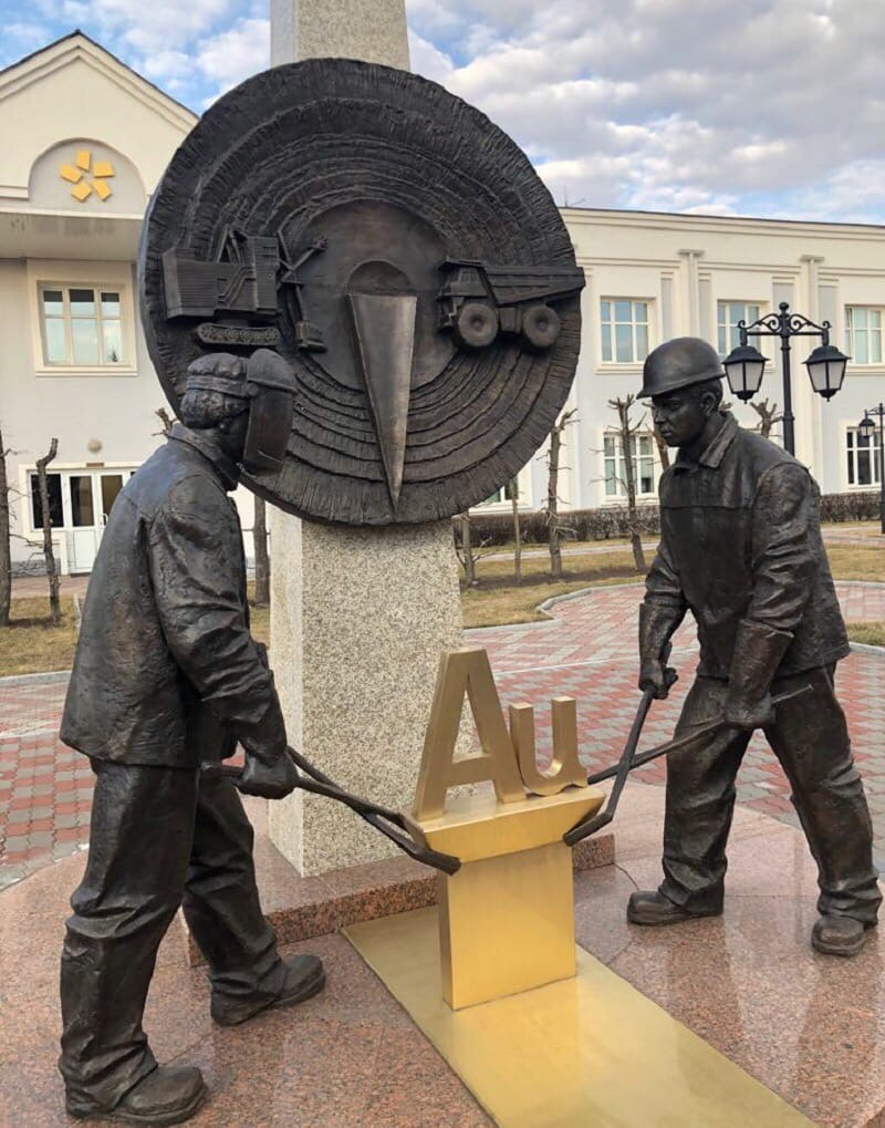 Памятник золотодобытчикам, ул. Цимлянская, 37