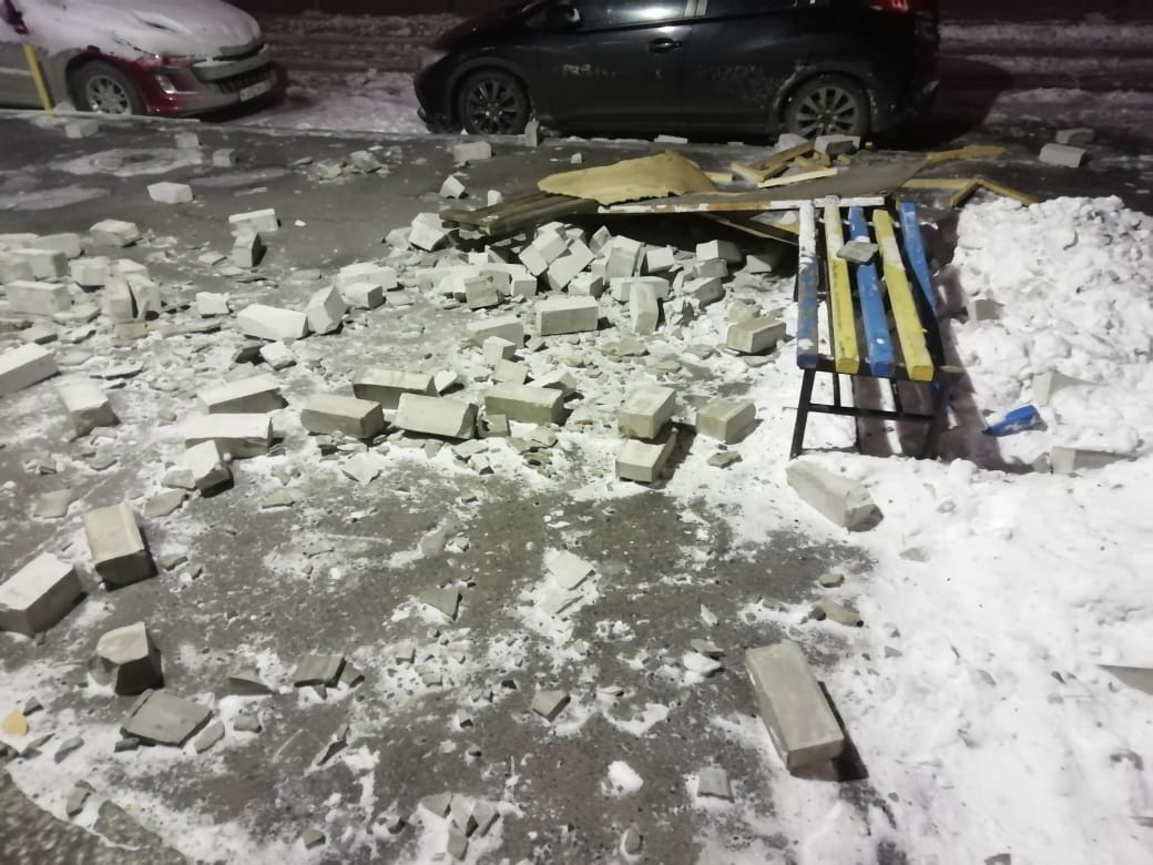 Упавшие кирпичи балкона, который обрушился на Чернышевского