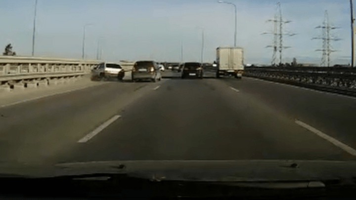 На Кольцовском тракте испуг двух водителей привел к аварии, хотя их машины не соприкоснулись: видео