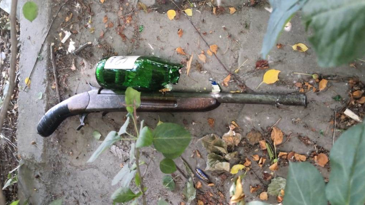 «Щас стрелять буду!»: в Екатеринбурге полицейские на ВИЗе поймали рецидивиста с обрезом ружья