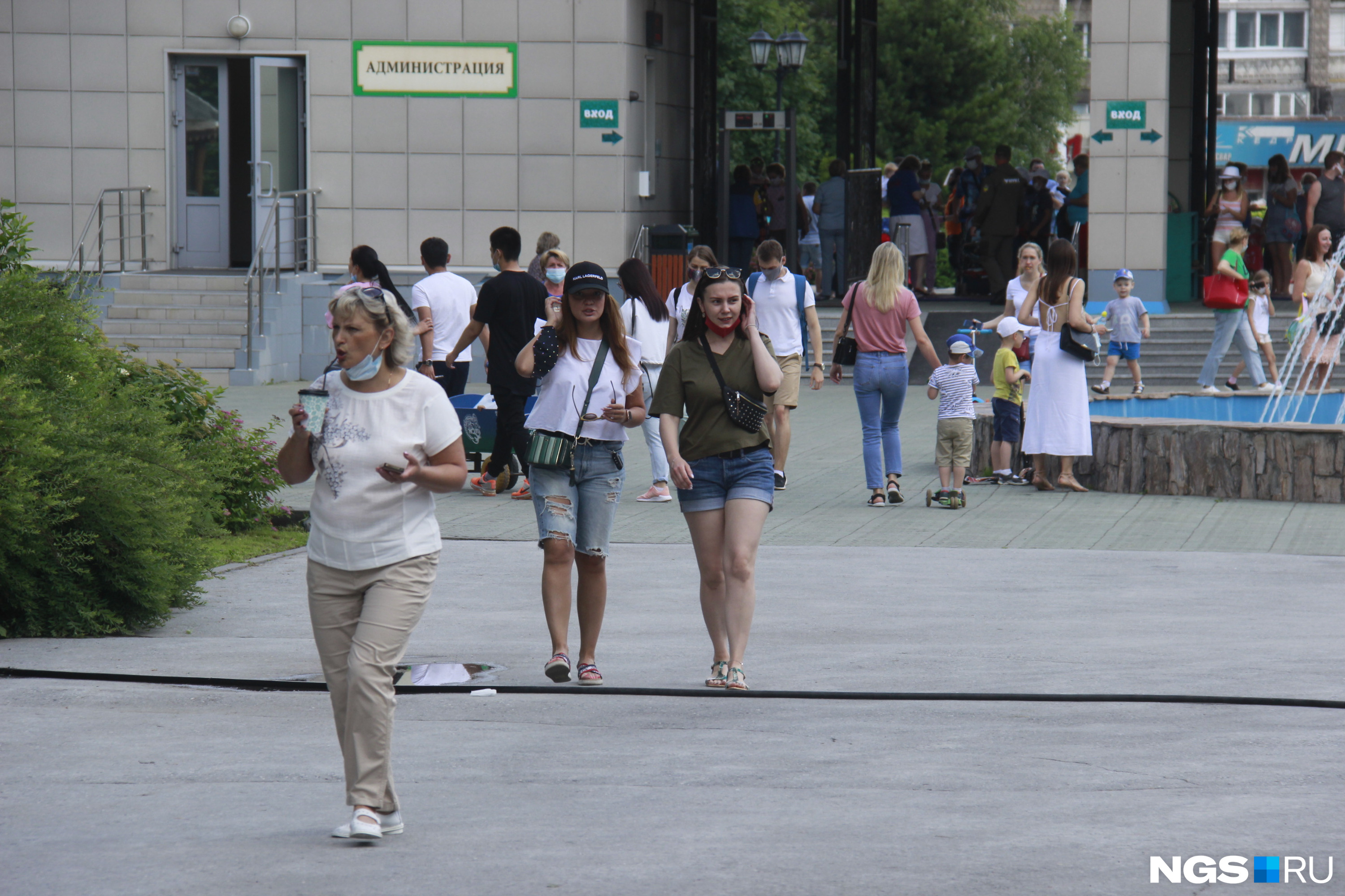 Посетителей было немало — многие очень ждали открытия зоопарка