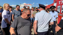 В Ростовской области строители трассы перекрыли въезд на рынок. Торговцы устроили стихийный митинг
