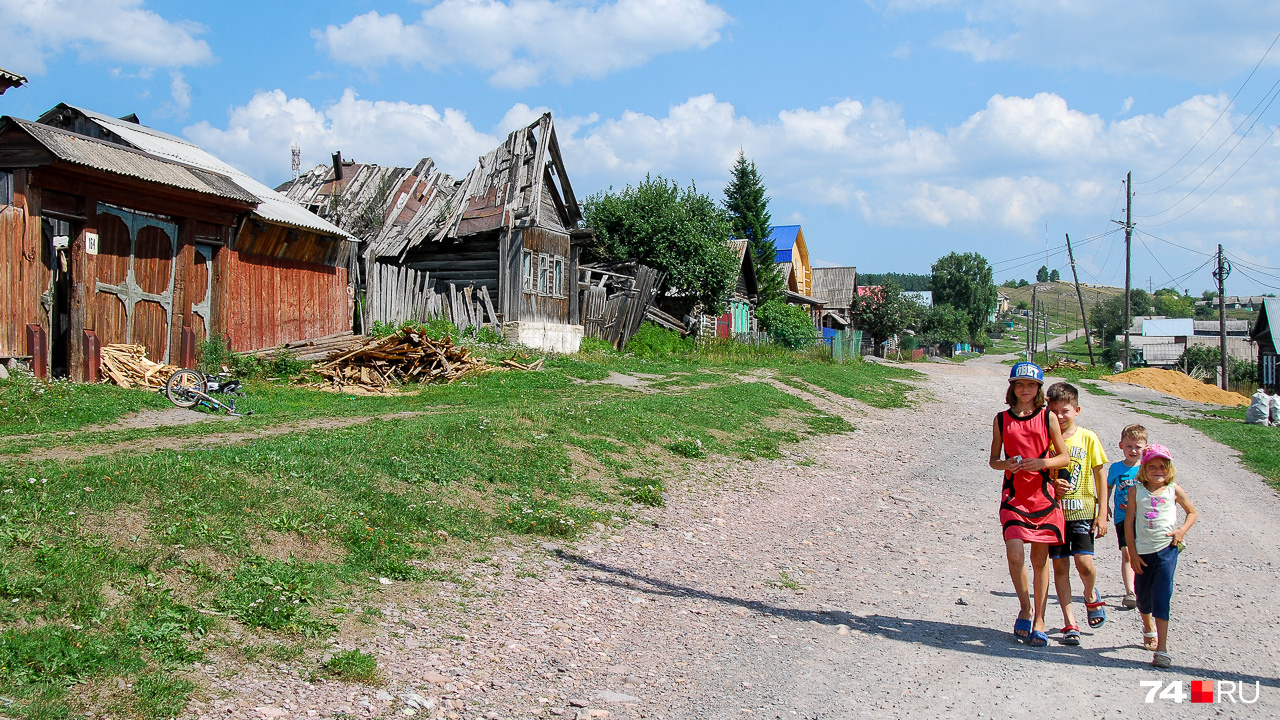 Дети идут по полуразрушенной улице в Катав-Ивановске