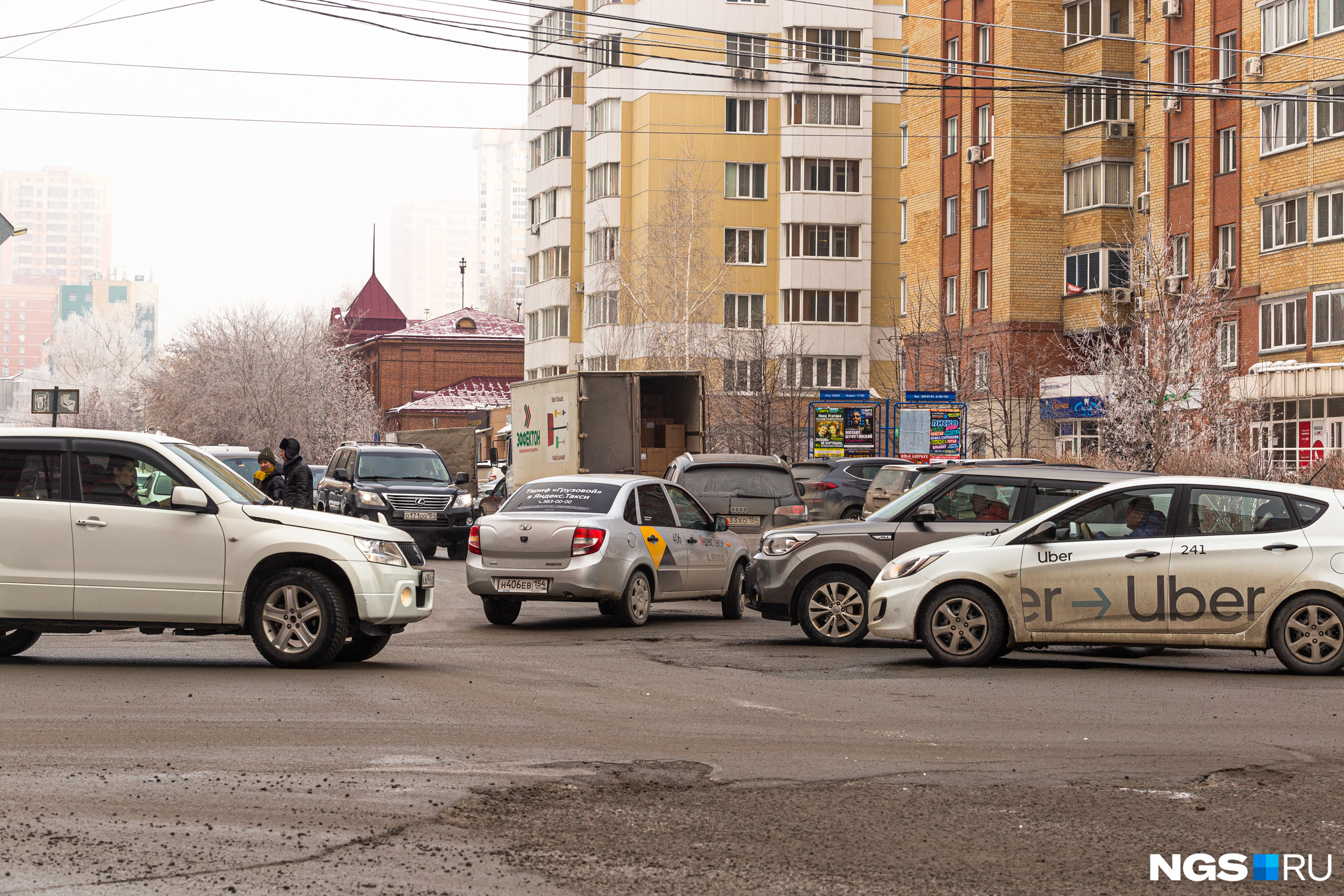 Водители с Орджоникидзе поворачивают налево на Семьи Шамшиных 