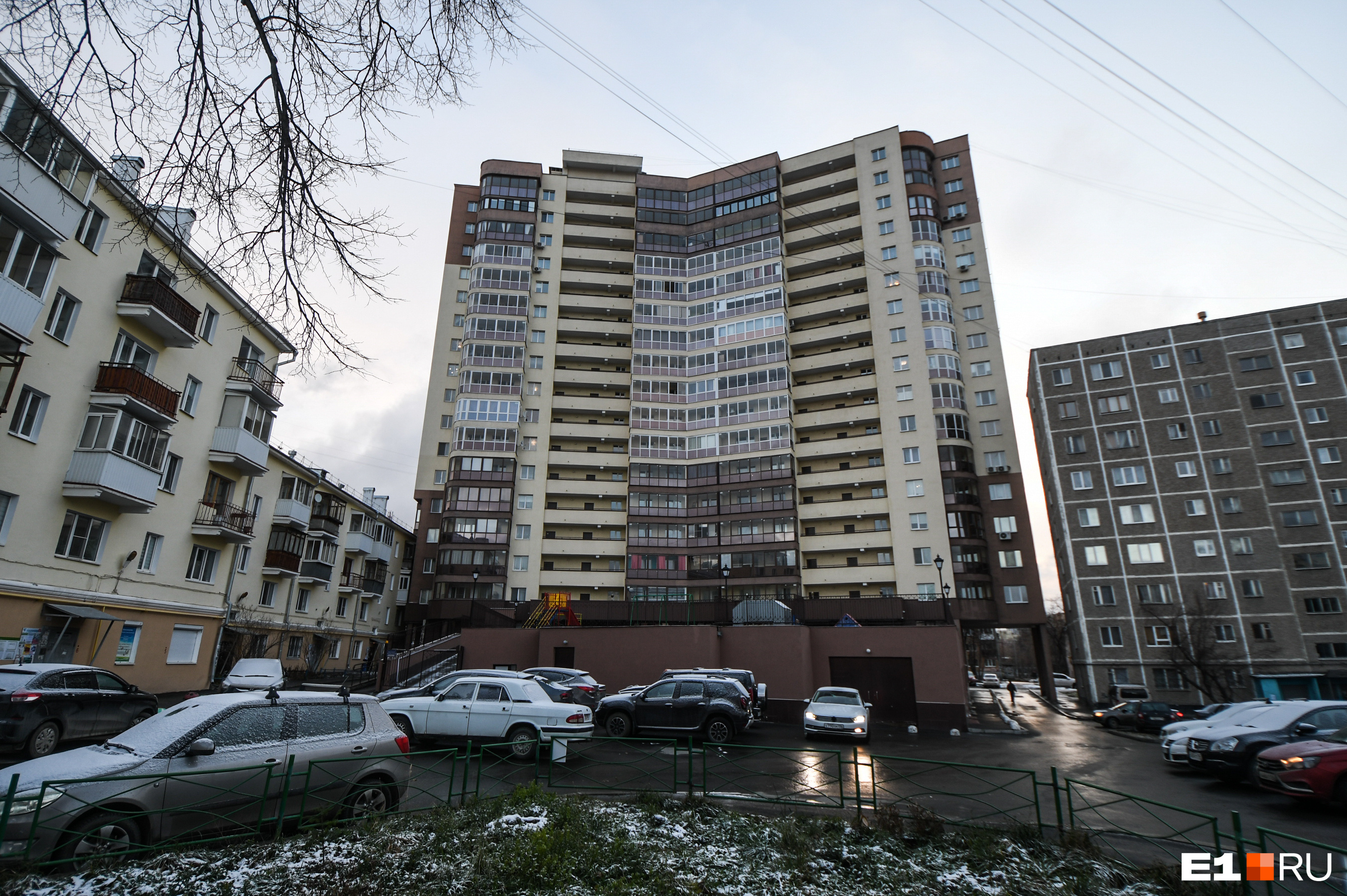 Вместо зеленого двора теперь парковка