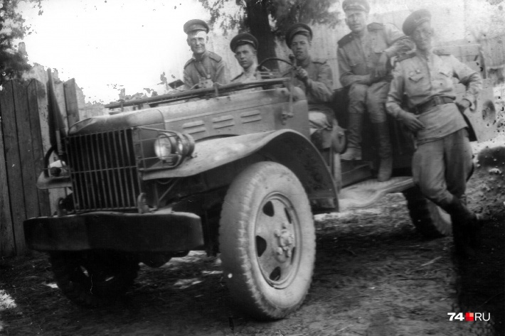 Николай Костырин (за рулём автомобиля) научился водить машину на войне — до этого у него даже прав не было