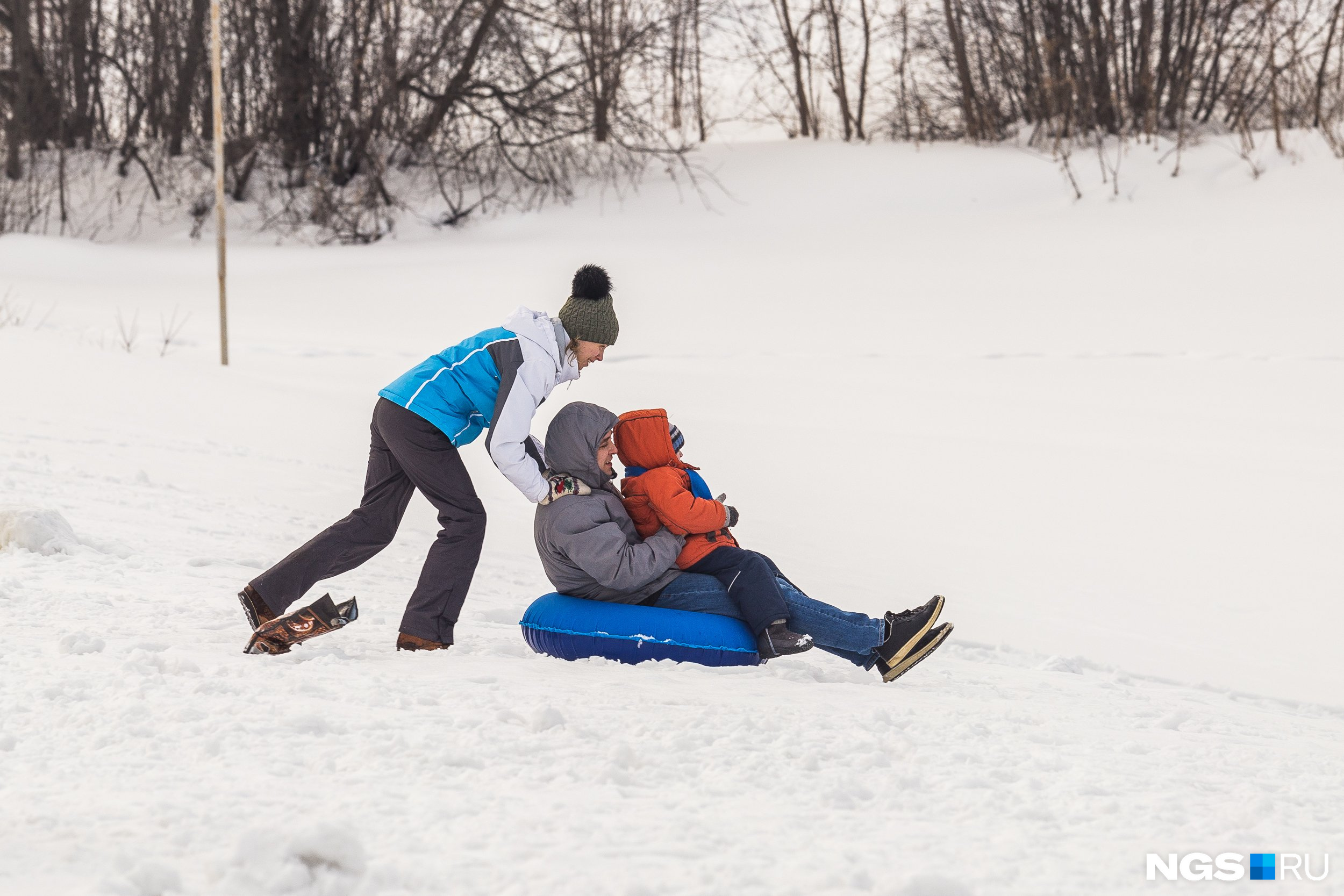 Любовь — это... кататься на «ватрушке» всей семьёй в первый день весны по новосибирскому снегу!