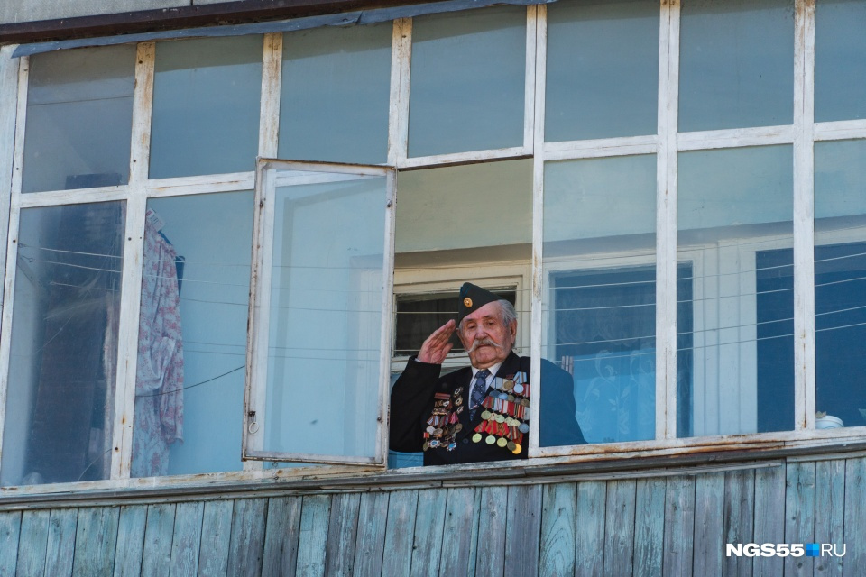 Одинокий ветеран на балконе в Омске