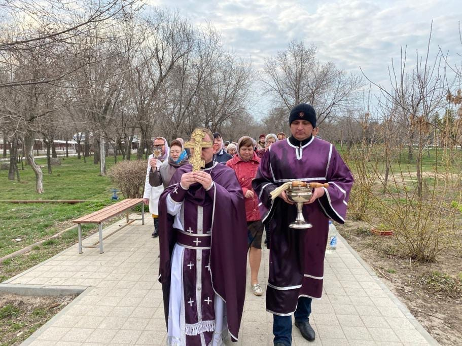 Десятки волгоградцев пришли на специальный молебен, после чего прошлись по аллее Федора Ушакова