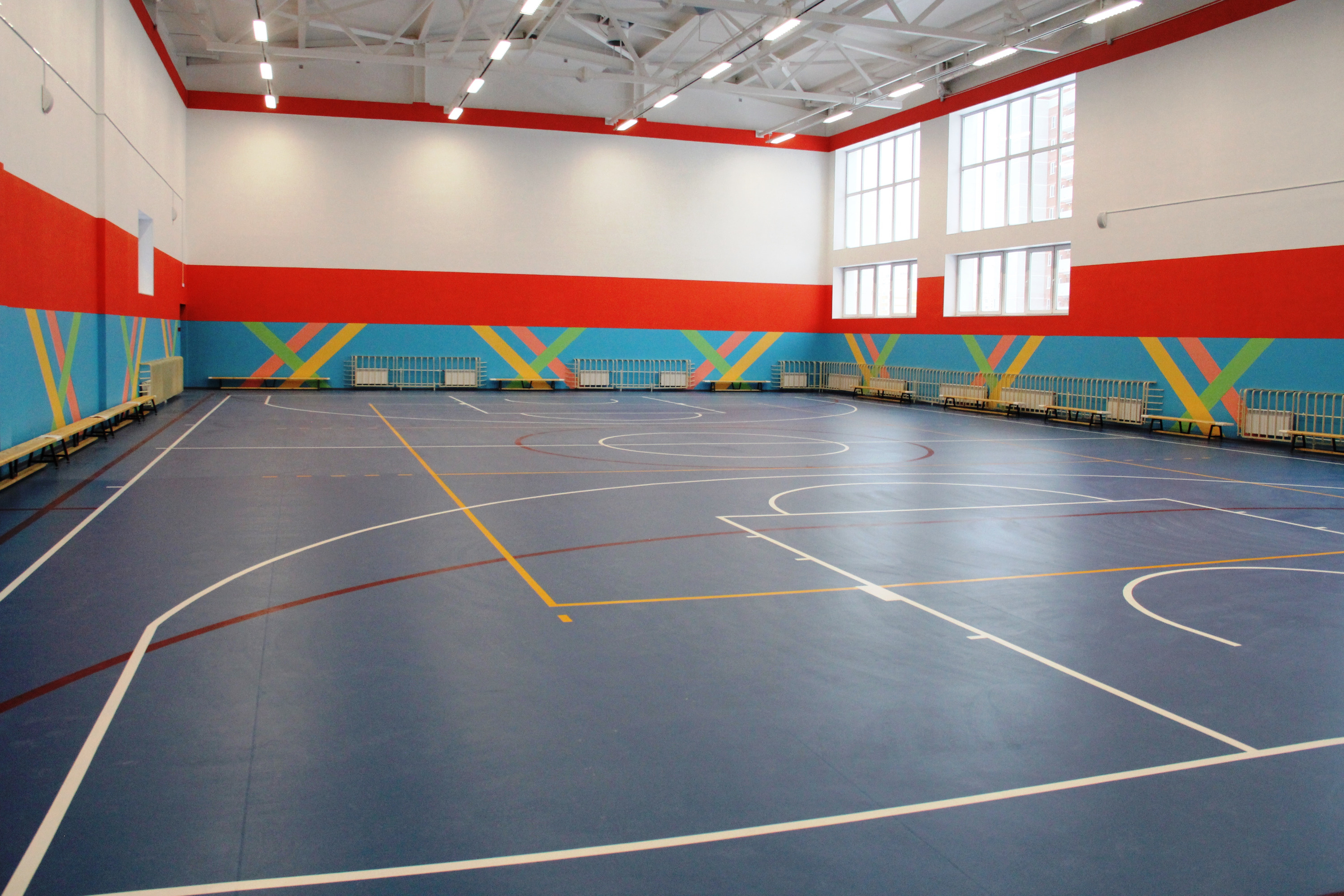 Спортивному залу явно не хватает баскетбольных колец и настенных тренажеров