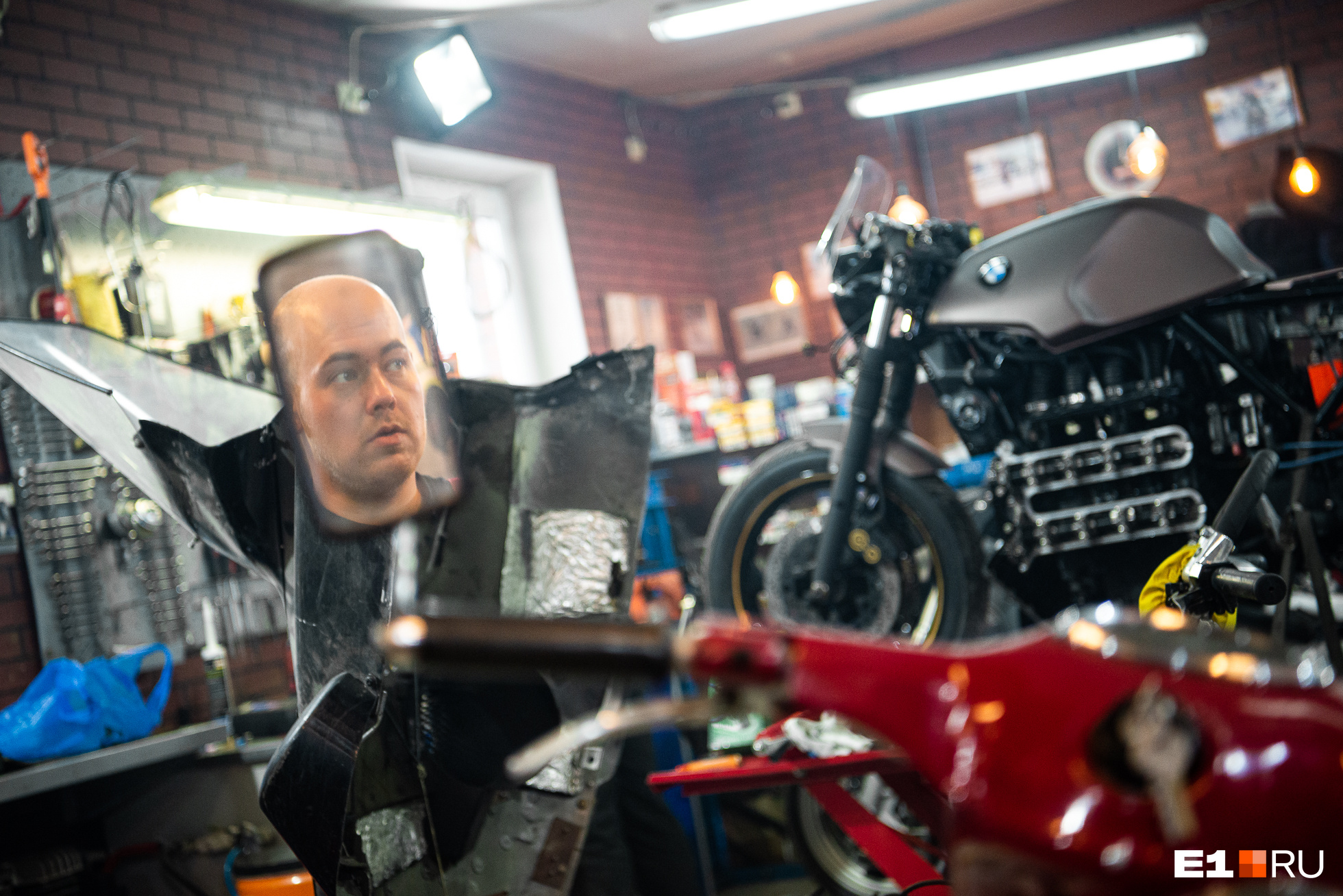 Зеркало у «Явы» только слева, но Султан считает, что от зеркал на мотоциклах вообще мало пользы