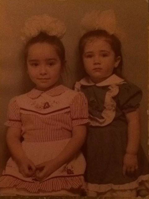 Двух сестер сфотографировали в начале 90-х. Рюши на платьях тогда встречались довольно часто