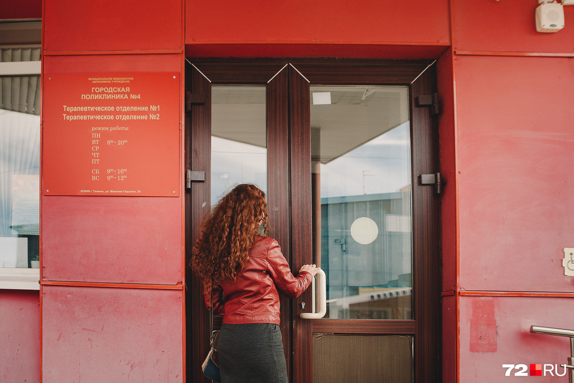 Пациенты в коридоре поликлиники. Работа в больнице. Как идти в поликлинику. Стоит ли идти в поликлинику. Студентки медики.