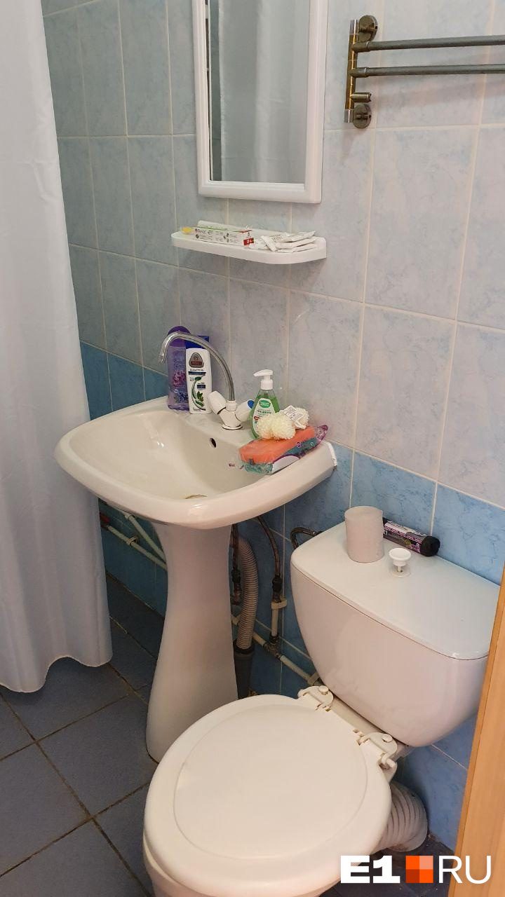 В ванной комнате стоит шампунь, гель для душа и зубная паста