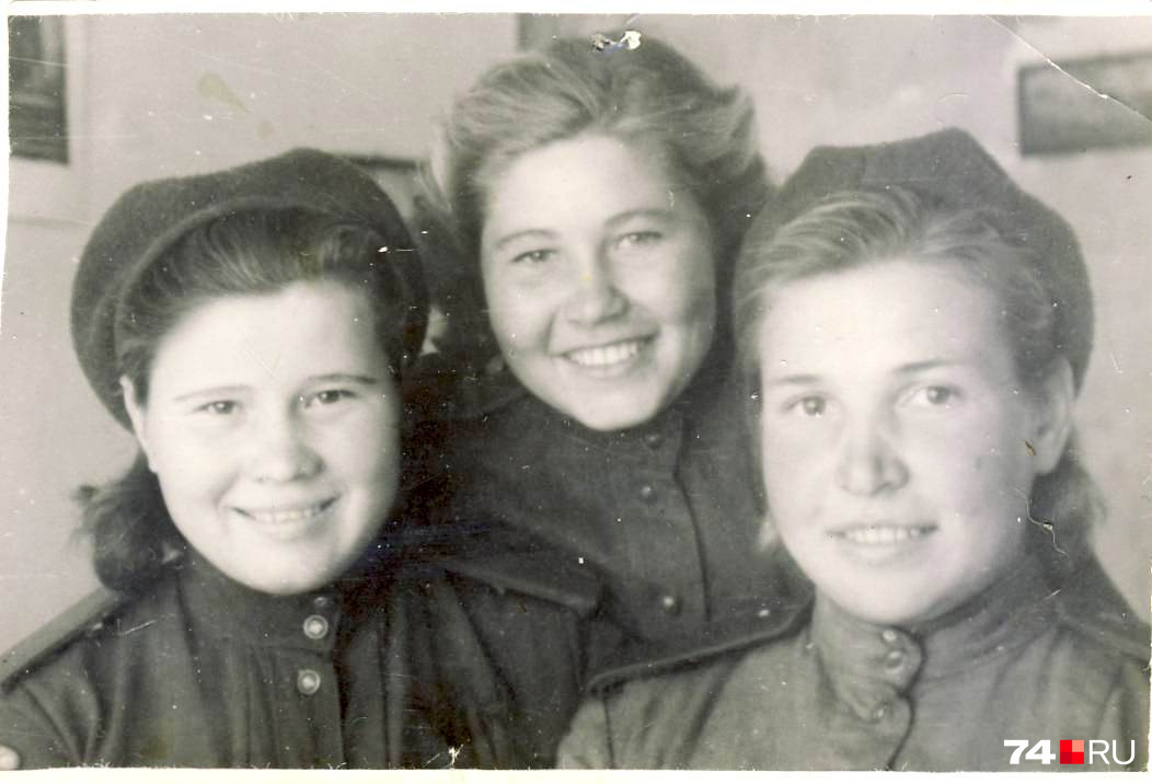 Это фото сделано в сентябре 1944-го года. Надежда Егоровна — слева, ей здесь около 20 лет. Видно, что её однополчане — такие же молодые девчонки
