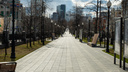 Пустынные тротуары, курьеры и полиция: весенний фоторепортаж с улиц Екатеринбурга