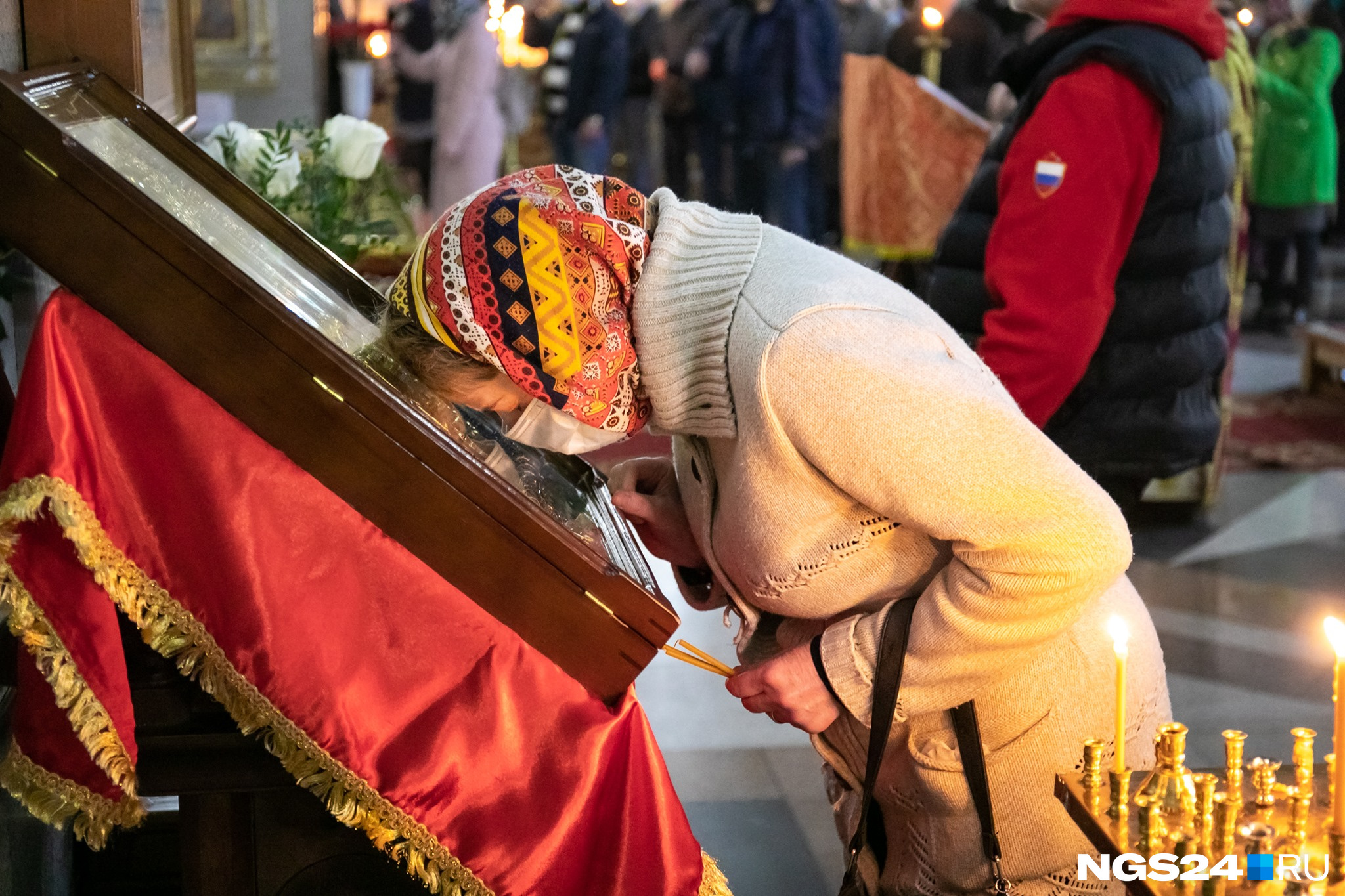 В Красноярске верующих пустили и в храмы, и к иконам В Красноярске верующих пустили и в храмы, и к иконам