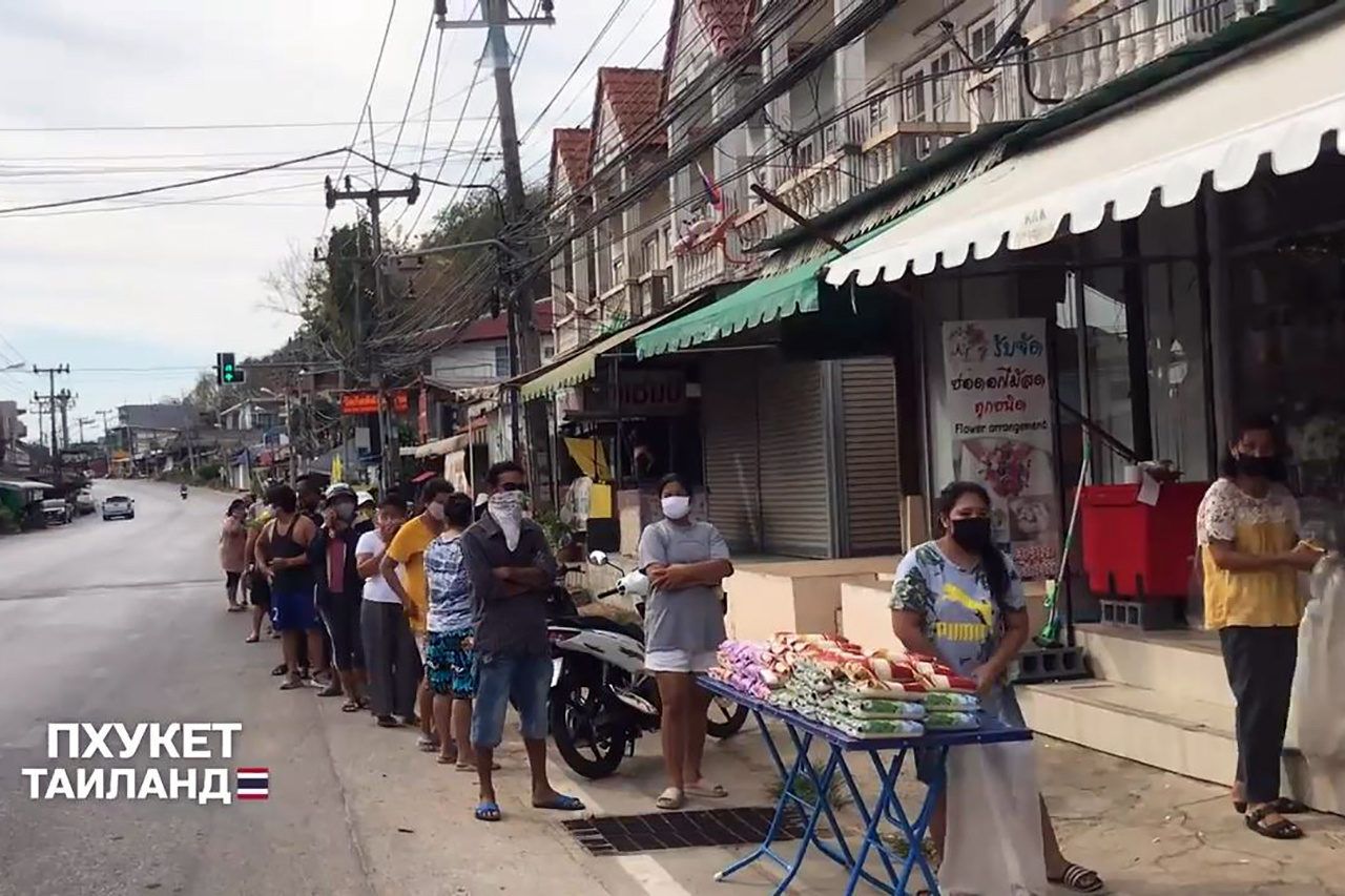 На Пхукете выстраиваются очереди за горячими обедами. Раздачу еды организуют состоятельные тайцы, россияне и европейцы На Пхукете выстраиваются очереди за горячими обедами. Раздачу еды организуют состоятельные тайцы, россияне и европейцы