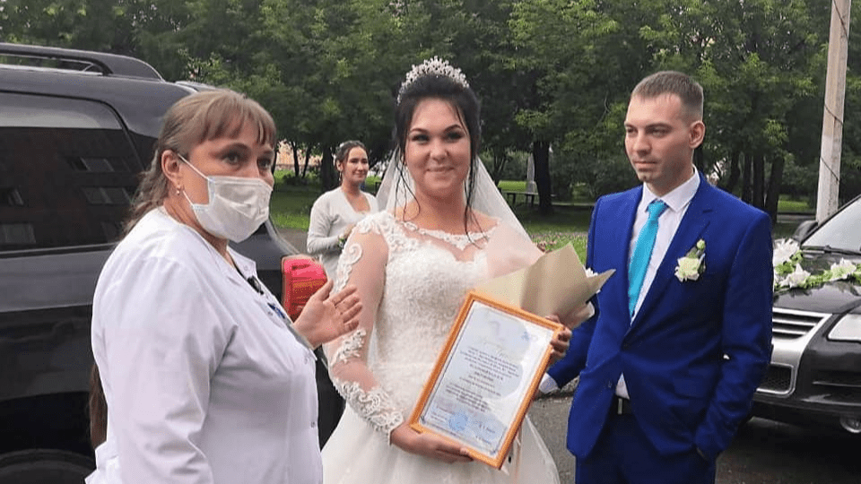 Сменила комбинезон на платье: врач 20-й больницы после 4 месяцев карантина вышла замуж