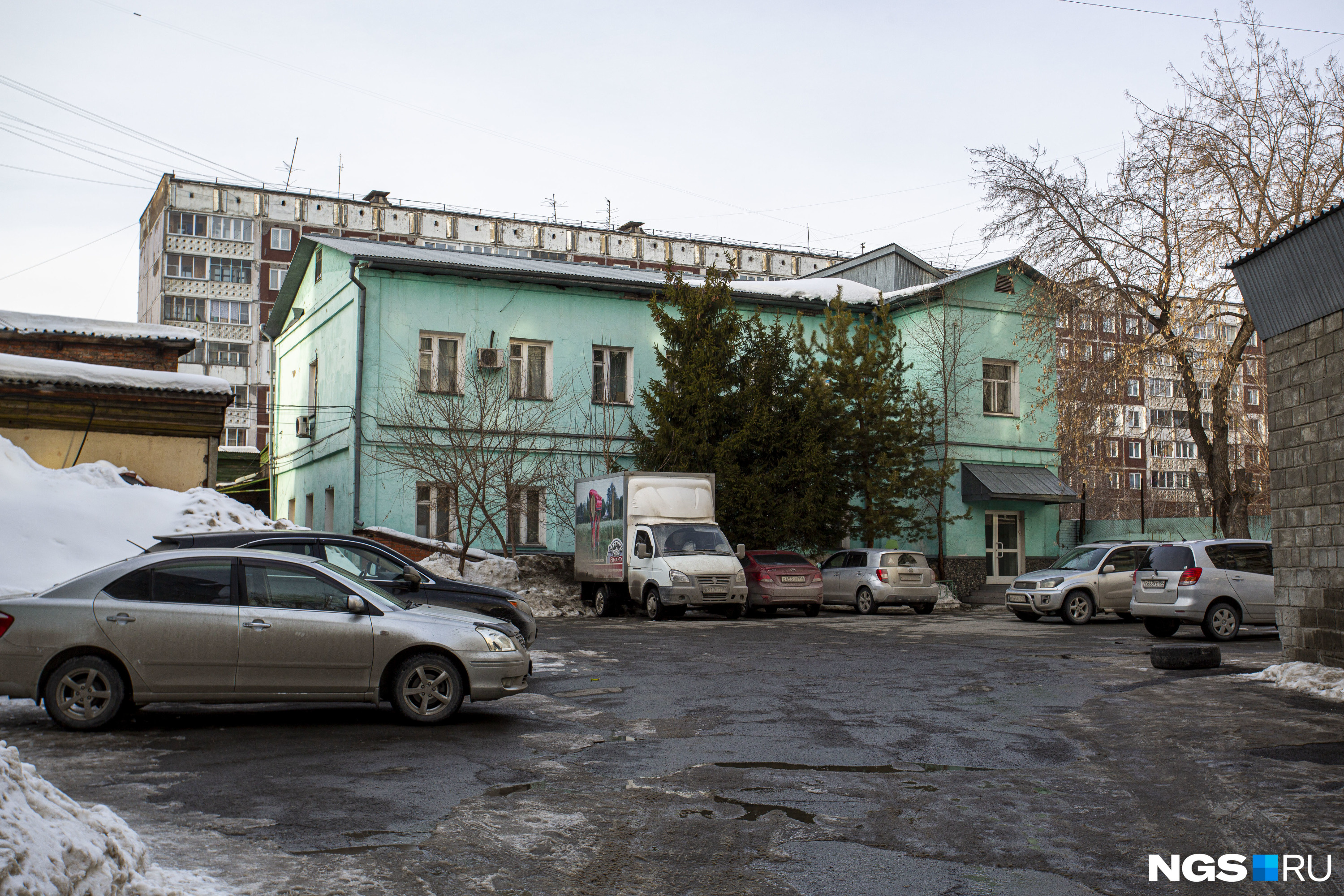 Сейчас в старых корпусах кроме офиса кондитерской фабрики много других арендаторов