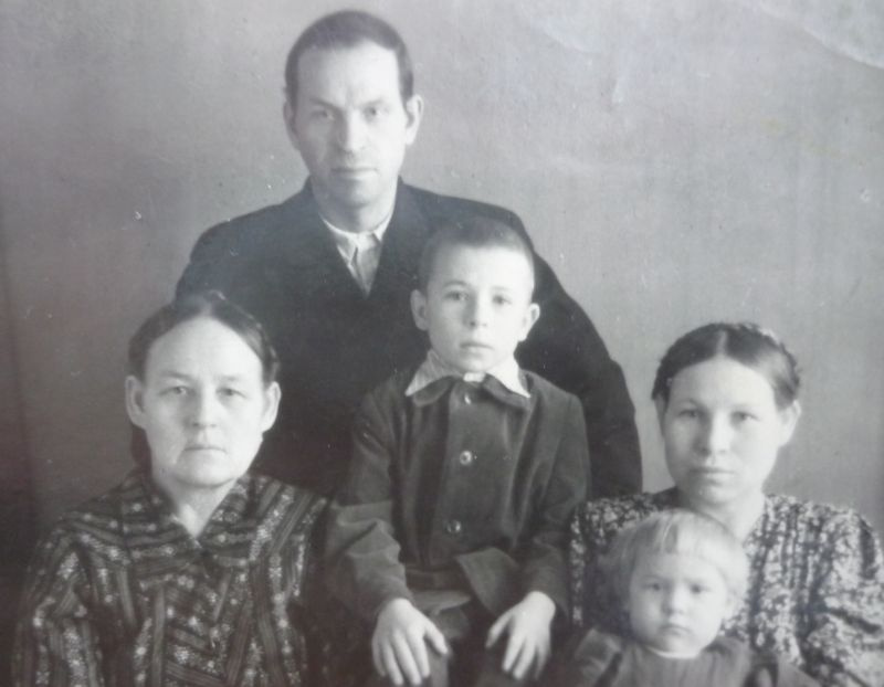 Иван Алексеевич с семьёй