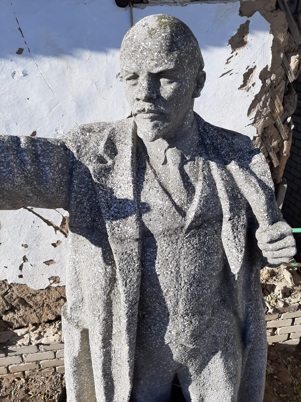 Памятник находится на складе и ждет решения своей судьбы Памятник находится на складе и ждет решения своей судьбы