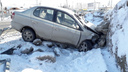 «Тойота» проломила дорожное ограждение и влетела в ледяную гору в Бердске — водитель в больнице