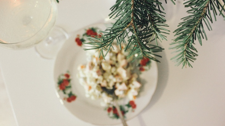 «Праздничной еды не существует»: почему новогодний оливье будет с нами вечно