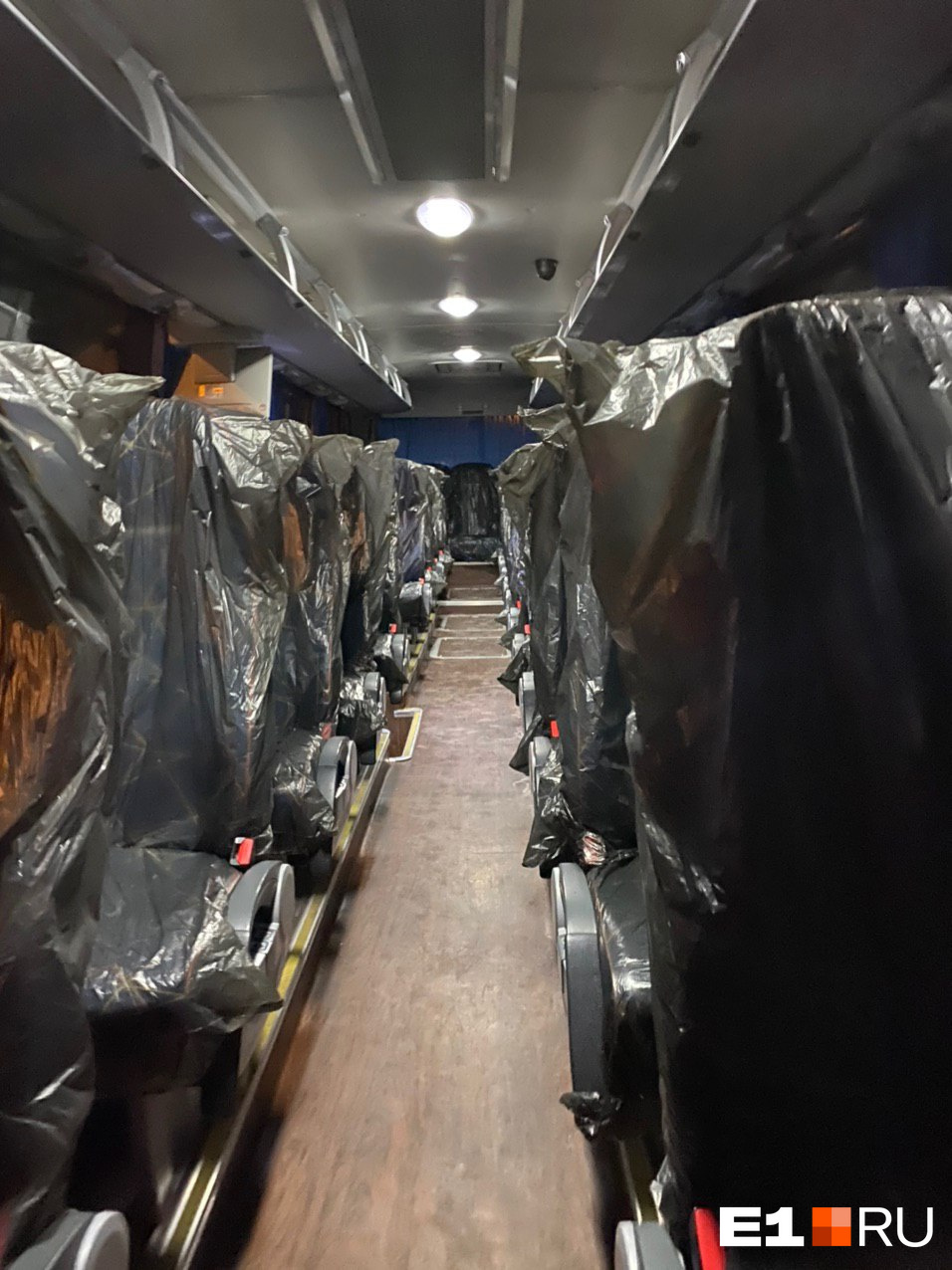 Сиденья автобуса, на котором туристов увезли с аэродрома в обсерватор, — в мешках