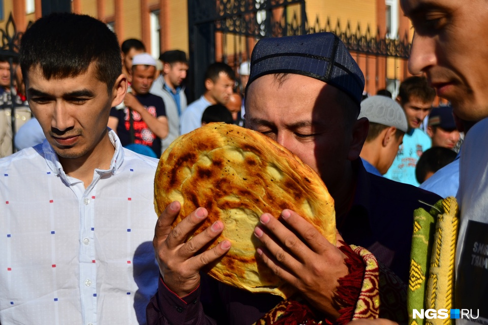 Тогда возле мечети продавали беляши и лепешки. Обычно в этот день мусульмане совершают ритуальную молитву, а после готовят праздничные блюда и приглашают в гости родственников и друзей
