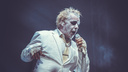Драки, голые фанаты и сырая рыба в лицо: как прошёл скандальный концерт солиста Rammstein в Новосибирске