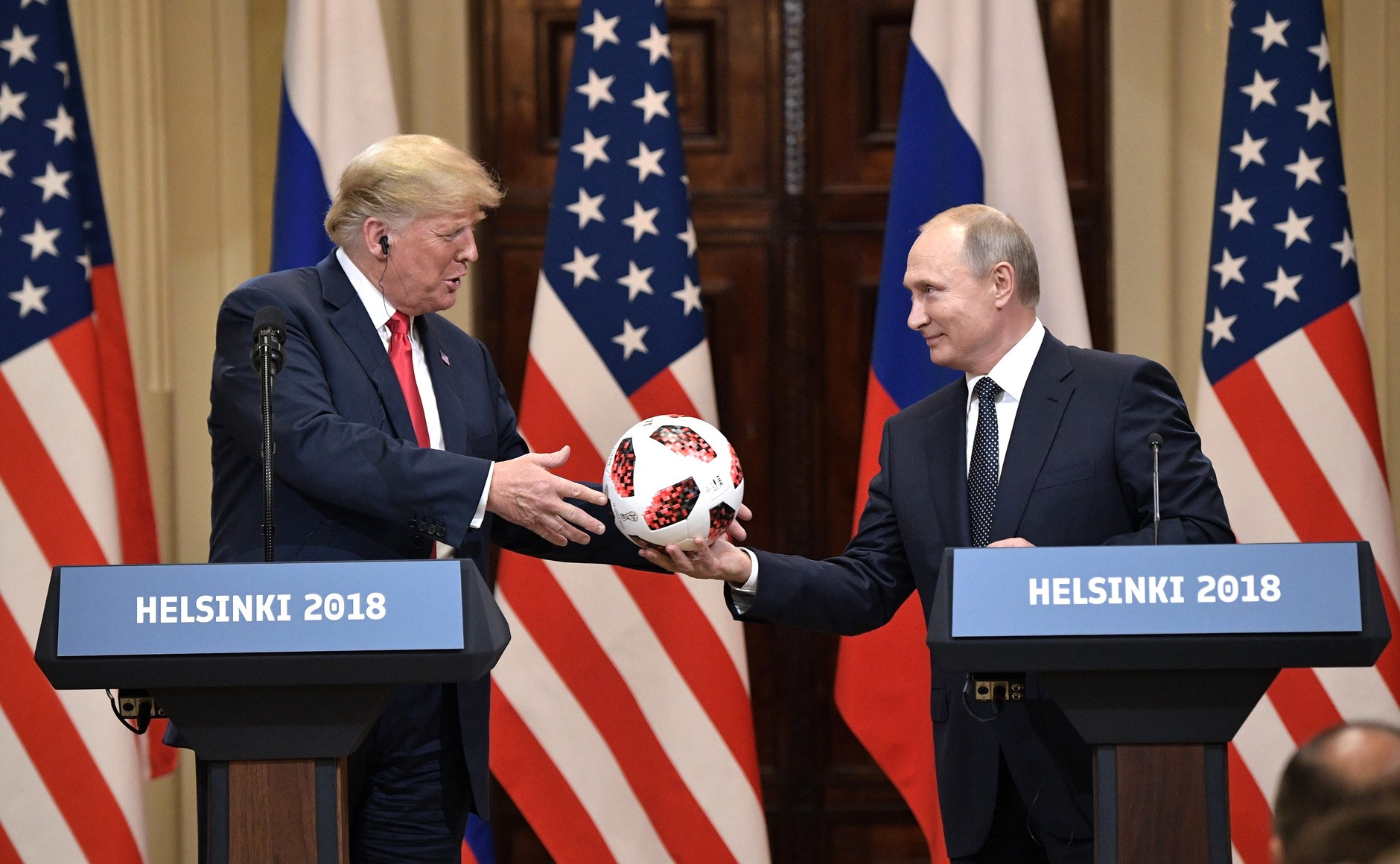 Дональд Трамп и Владимир Путин на встрече в Хельсинки в июле 2018 года
