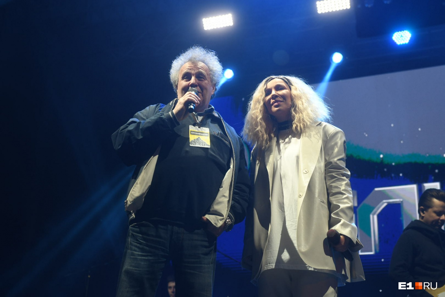 Певица Елка и директор фестиваля Евгений Горенбург на Октябрьской площади
