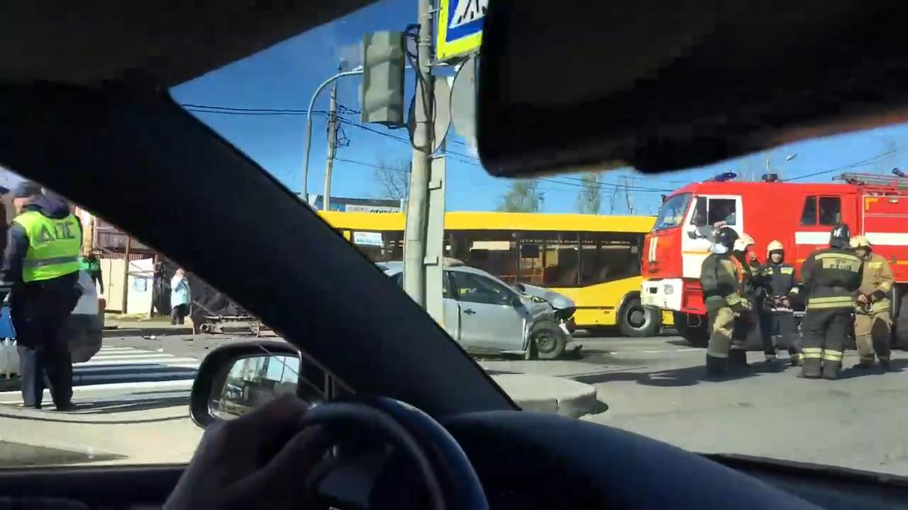 На Выборгском шоссе в Парголово столкнулись автобус и автомобиль. Пробка  тянется от КАД - 13 мая 2020 - ФОНТАНКА.ру