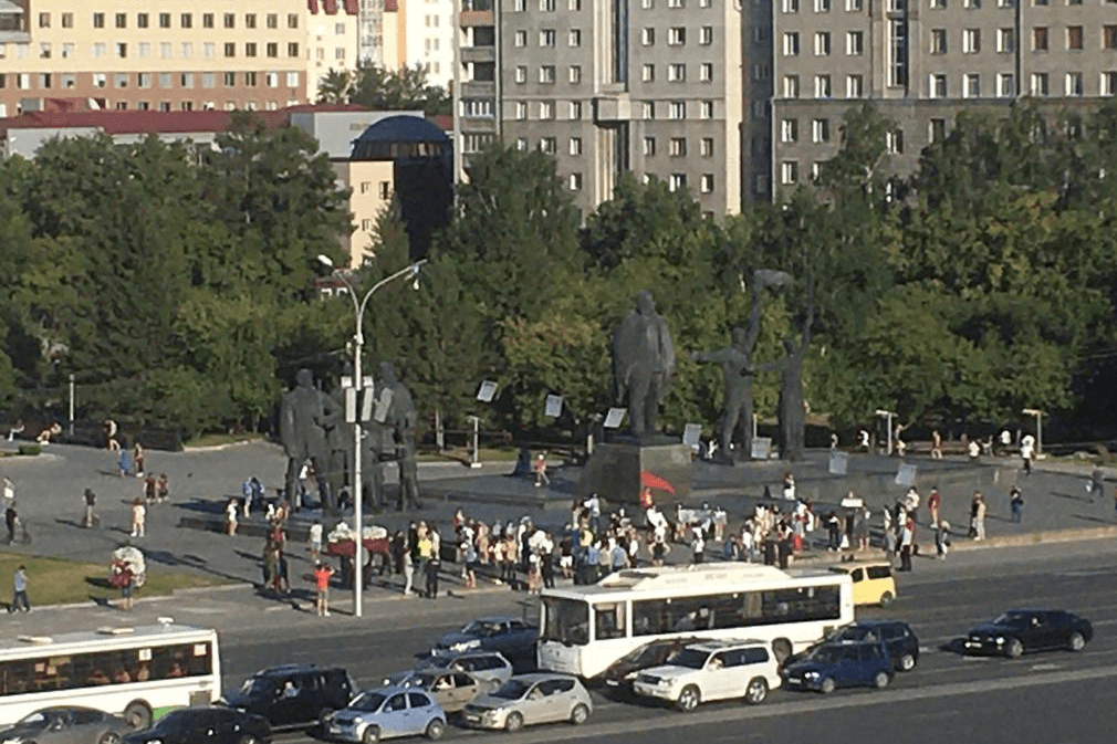 Так пикет выглядит с балкона одного из ближайших к площади Ленина домов