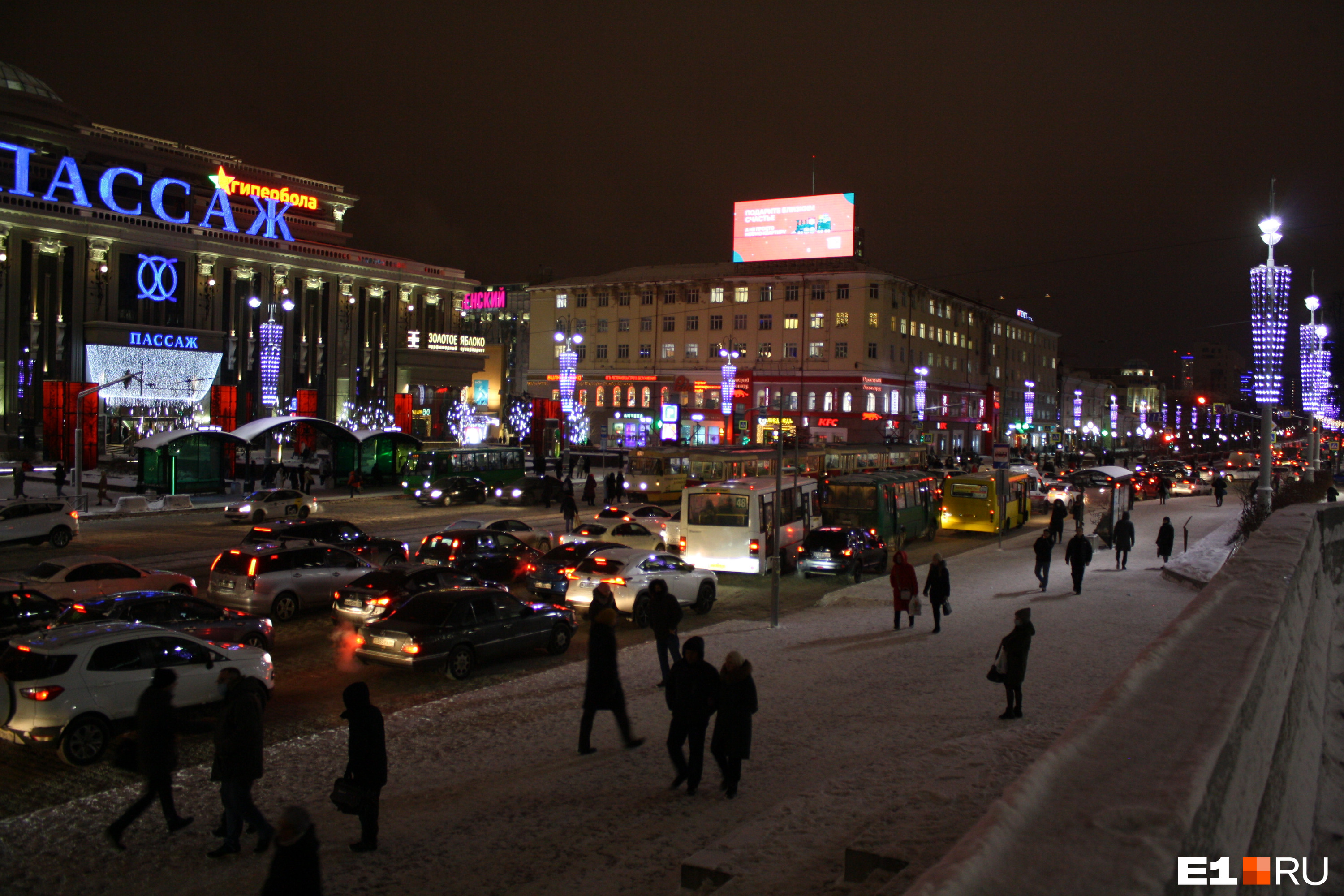 В часы пик в центре Екатеринбурга маршруты теряют до 40 минут