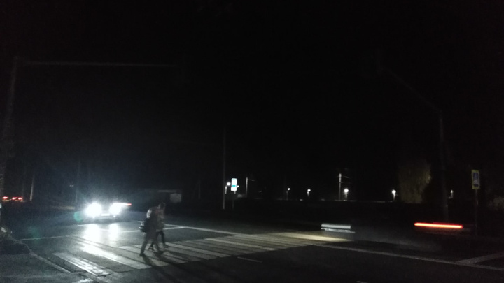 Детям светят только фары: в Ярославле Тутаевское шоссе погрузилось в кромешную тьму
