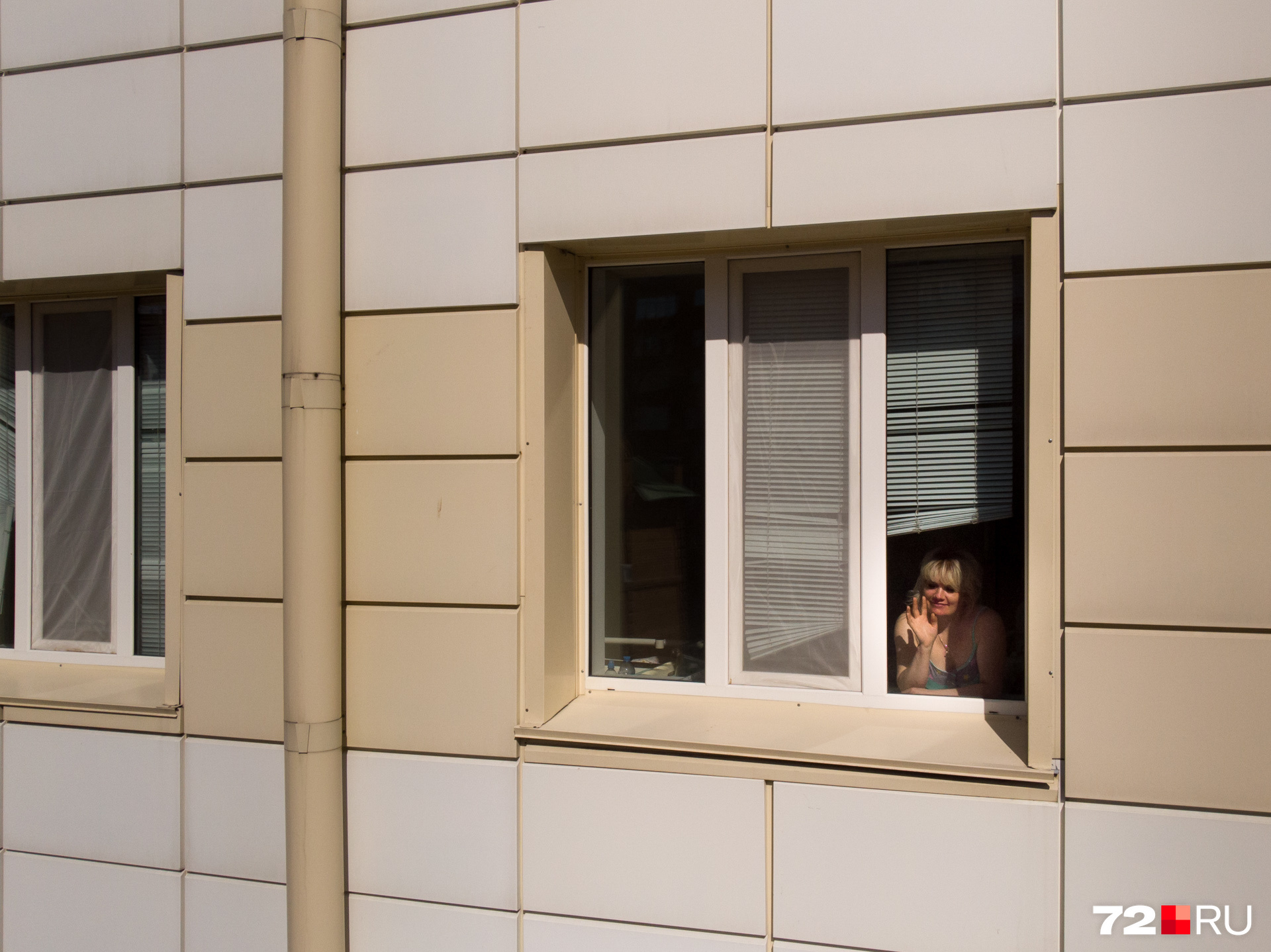Елена машет из окна послеродовой палаты своему мужу и старшему сыну Елена машет из окна послеродовой палаты своему мужу и старшему сыну