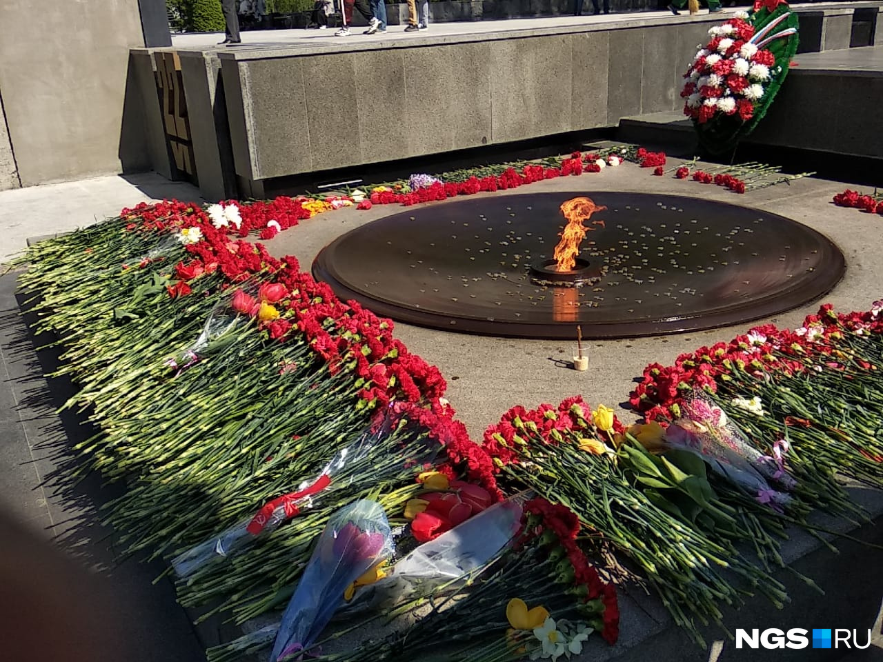 Сегодня очень много цветов у Вечного огня Сегодня очень много цветов у Вечного огня