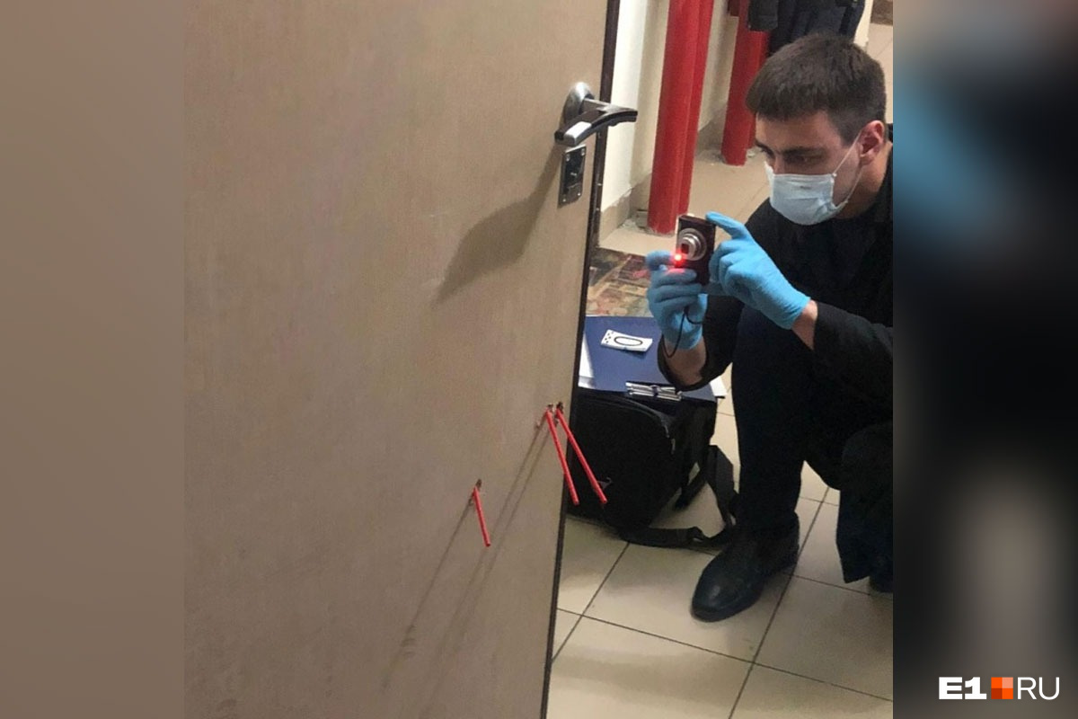 Сотрудники следственного комитета сегодня внимательно изучали дверь и фотографировали пулевые отверстия Сотрудники следственного комитета сегодня внимательно изучали дверь и фотографировали пулевые отверстия